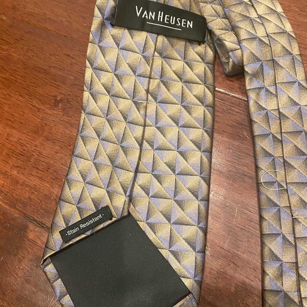 Van Heusen tie - Picture 2 of 2